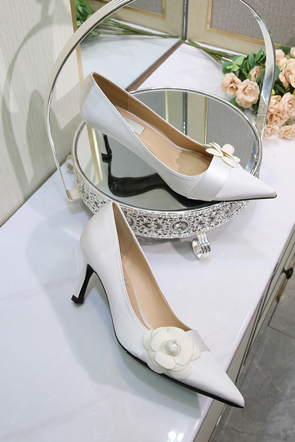 Simple Pointed Toe Bridal Shoes with Flower